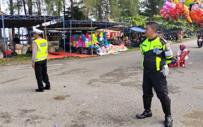 Satlantas Polres BS Berikan Imbauan Kepada Masyarakat Terkait Peningkatan Arus Lalu lintas di Pertigaan Menuju Pantai Pasar Bawah