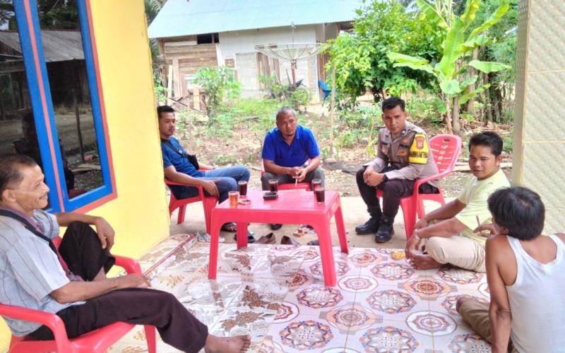 Bhabinkamtibmas Polsek Pondok Suguh Sambang Warga Desa Binaan di Desa Teluk Bakung