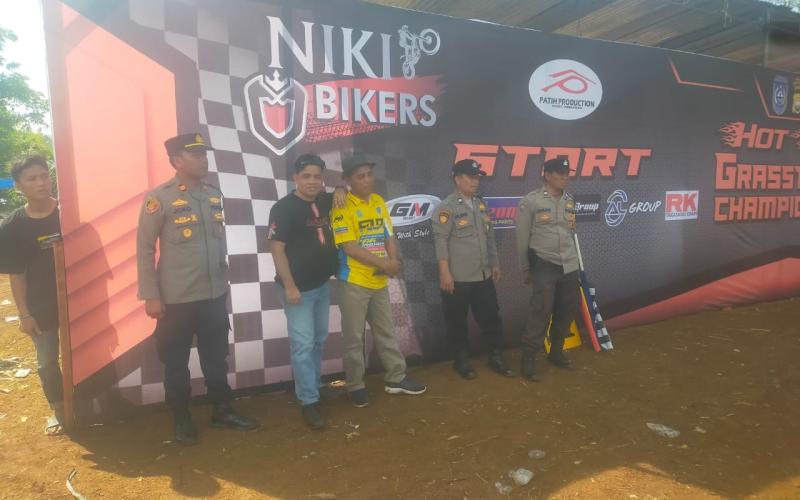 Personel Polsek Air Besi Berhasil Amankan Open Grasstrack Championship 2024 di Desa Tanjung Karet