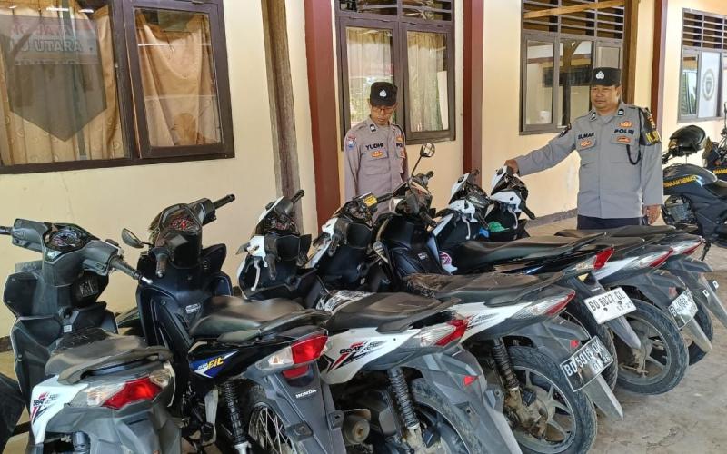Personel Polsek Padang Jaya Lakukan Pengecekan Ranmor Titipan Warga Masyarakat Yang Mudik di Mako