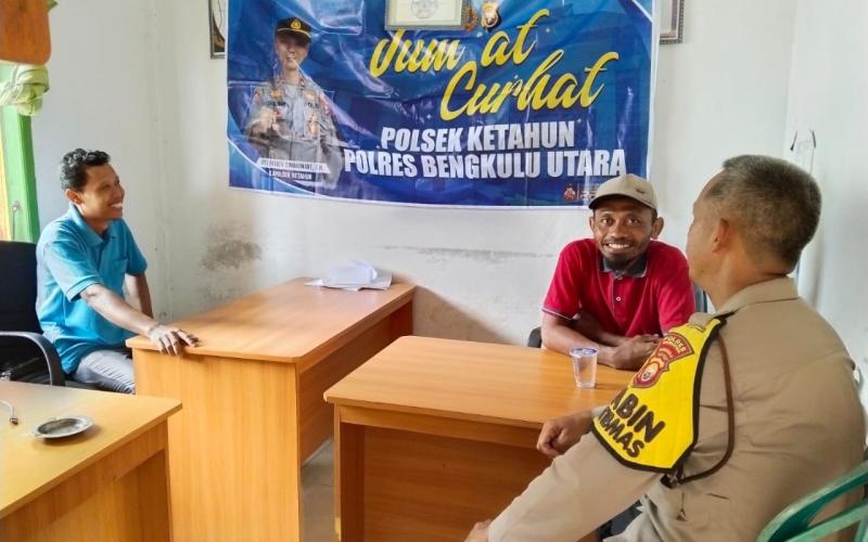Personel Polsek Ketahun Laksanakan Program Jumat Curhat Sebagai Sarana Untuk Masyarakat