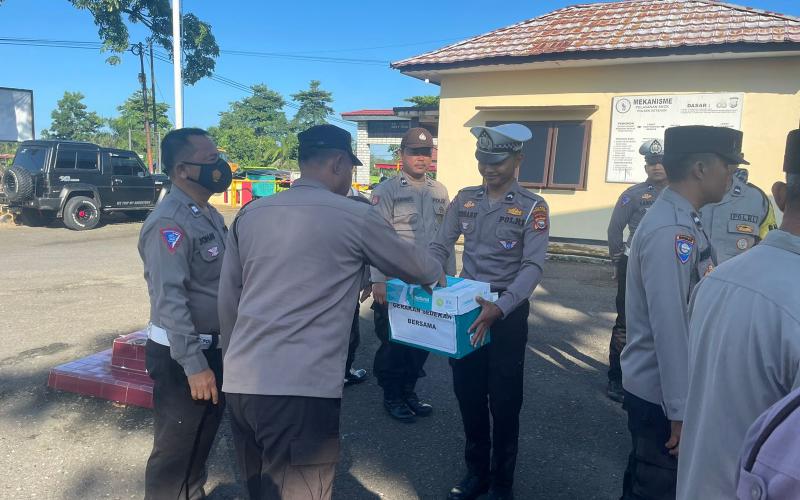 Berbagi Itu Indah, Polsek Ketahun Gelar Sedekah Bersama