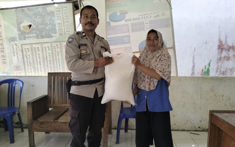 Selasa Berbagi, Polsek Padang Guci Hulu Bagikan Sembako Berupa Bahan Pokok Kepada Warga Yang Membutuhkan 