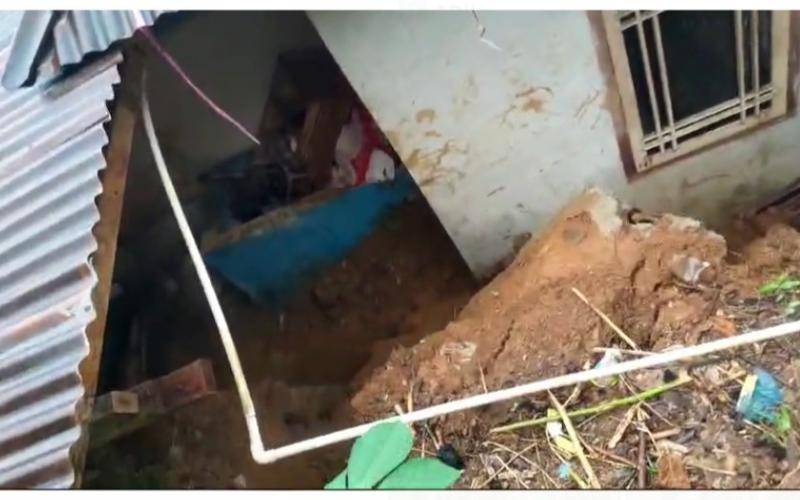 Tanah Longsor Timpa Rumah Warga Lebong