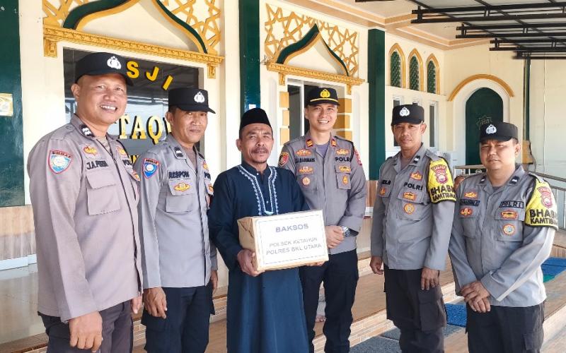 Kapolsek Ketahun Bagikan Baksos Pada Warga