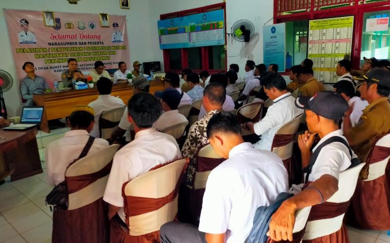 Kapolsek Ketahun Berikan Penyuluhan Hukum dan Perlindungan Masyarakat di Desa Bukit Makmur 