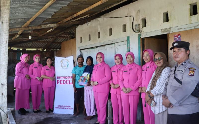 Bhayangkari Cabang Mukomuko Berikan Bnatuan Kemanusian kepada Warga Kurang Mampu 