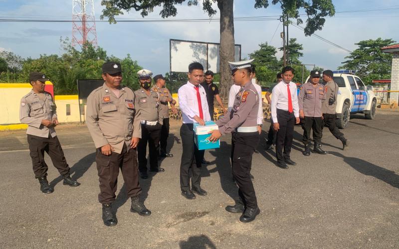 Awali Tugas Dengan Sedekah, Personel Polsek Ketahun Sisihkan Rezekinya