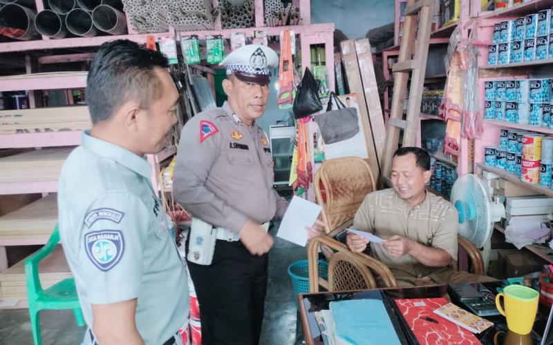 Jasa Raharja Bersama Polres Bengkulu Utara Bagikan Brosur Kepatuhan Pembayaran Pajak Kendaraan Bermotor di Kabupaten Bengkulu Utara