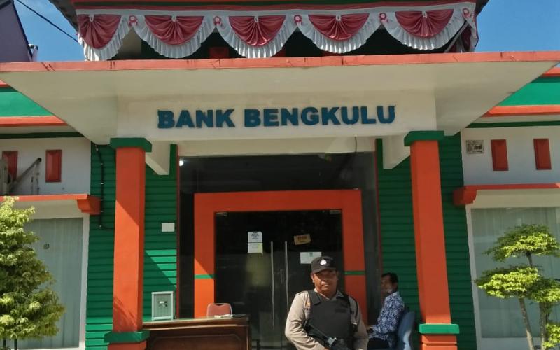 Anggota Polsek Ketahun Cek Bank Bengkulu, Berikan Rasa Aman Dan Kondusif