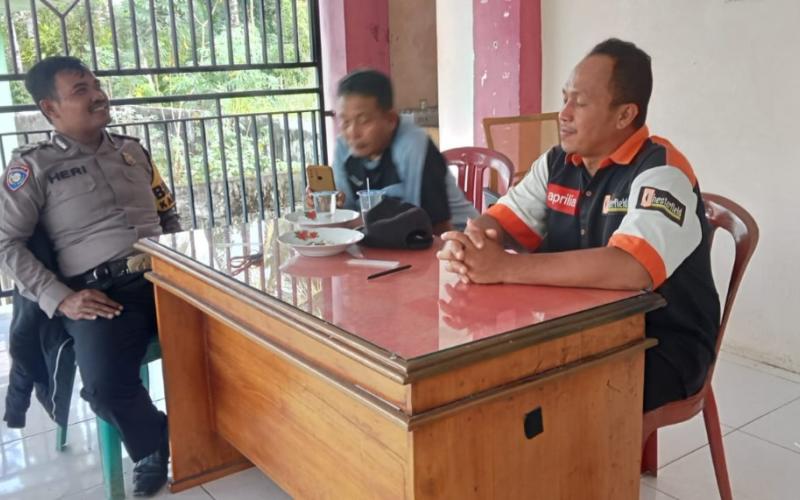 Bhabinkamtibmas Sambangi Warga dan Aparatur Desa Pino Baru, Sampaikan Imbauan Kamtibmas  
