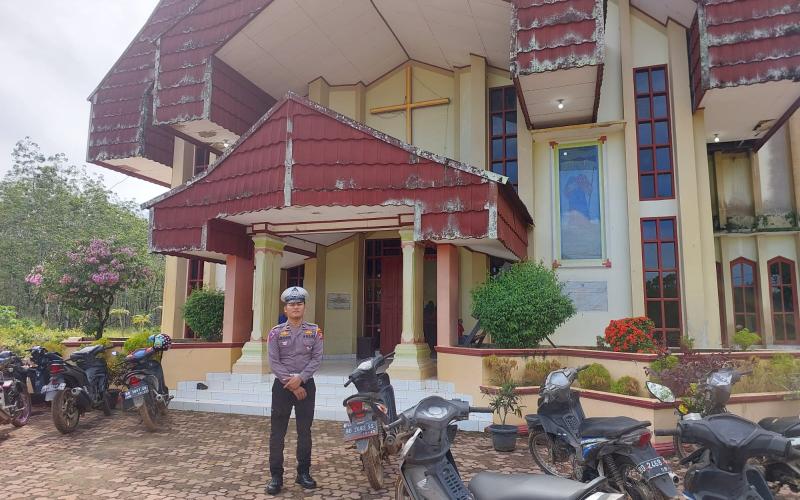 Ciptakan Keamanan yang Kondusif , Personel Polsek Ketahun Lakukan Pengamanan Ibadah di Gereja 