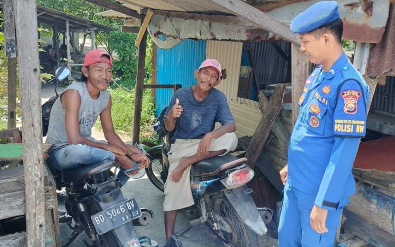 Polisi RW Polairud Sambangi Warga Wujudkan Perairan Pantai Yang Kondusif 