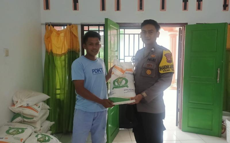 Wujudkan Rasa Aman, Bhabinkamtibmas Dampingi Penyaluran Beras Bantuan Pangan  
