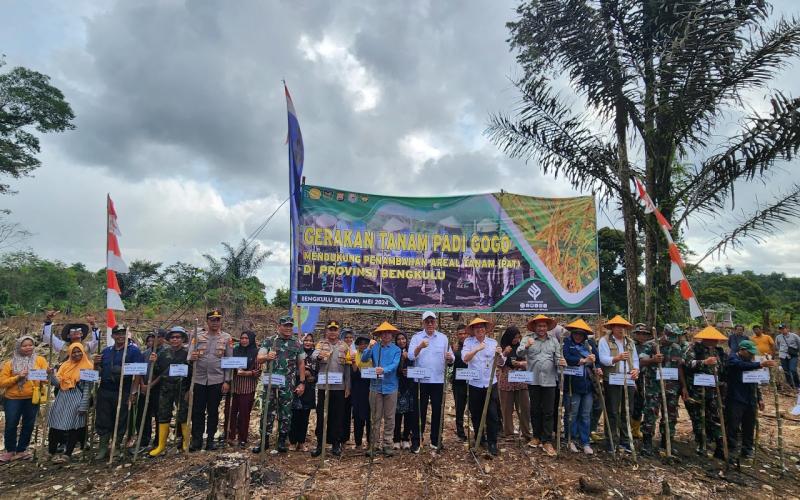 Polres BS Ikuti Gerakan Tanam Perdana Padi Gogo  Bersama Staf Khusus Menteri Pertanian dan Sekertaris Dirjen Tanam Pangan Kementan RI 