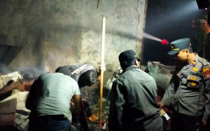 Si Jago Merah Lahap Gedung Sekolah SMK N 5 Bengkulu Utara, Kapolsek Ketahun dan Anggota Bantu Padamkan Api