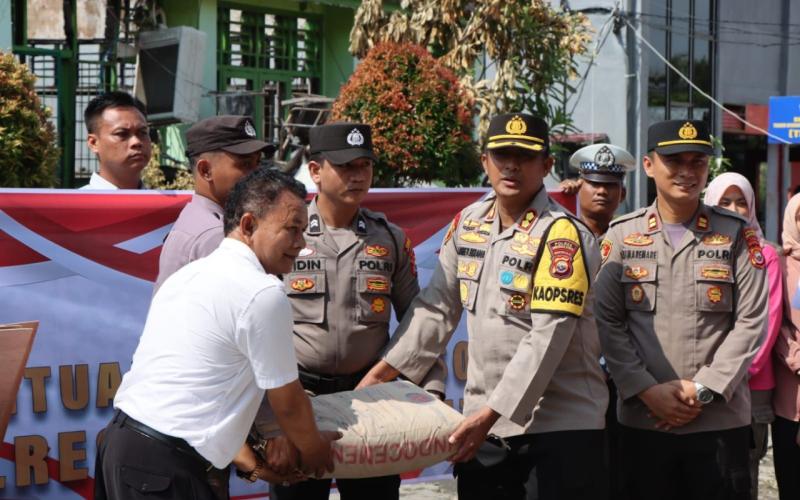 Kapolres Bengkulu Utara Serahkan Bantuan Bahan dan Material Bangunan Pasca Musibah Kebakaran Kepada SMK 5 BU