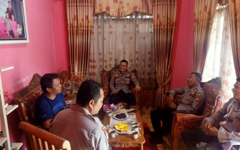 Kunjungi Anggotanya yang Sakit, Kapolsek Ketahun Berikan Motivasi dan Semangat