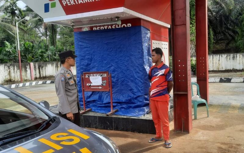 Personel Polsek Padang Jaya Patroli Dialogis Pengecekan Stok BBM di Pertashop