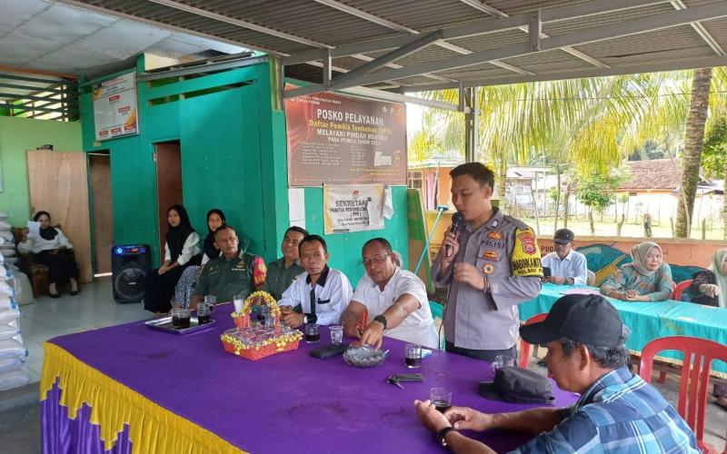Bhabinkamtibmas Dukung Ketahanan Pangan dengan Hadiri Pembagian Beras di desa Puding
