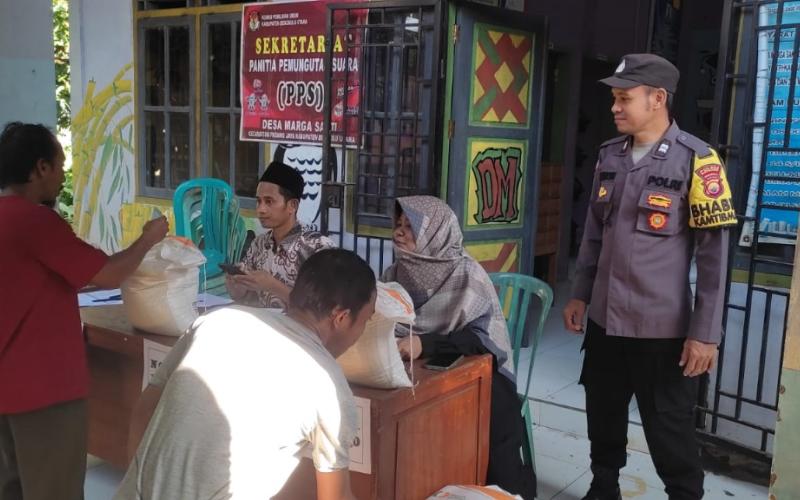 Bhabinkamtibmas Polsek Padang Jaya Monitoring Pendistribusian Beras Bantuan Dari Pemerintah di Desa Marga Sakti 