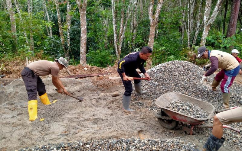 Kemanunggalan TNI-Polri, Anggota Polisi Serta Satgas TMMD Kodim 0423/BU dalam Perjuangan Pembangunan Jalan
