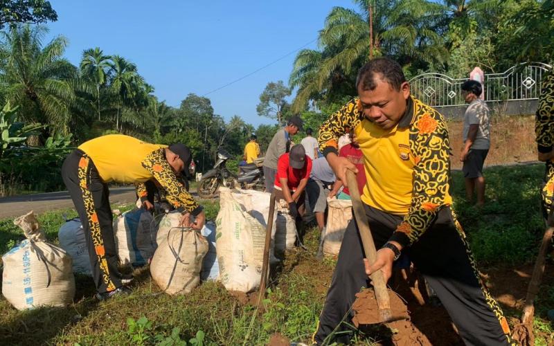 Kapolsek Giri Mulya Bersama Warga Gelar Gotong Royong Antisipasi Banjir di Desa Wonoharjo