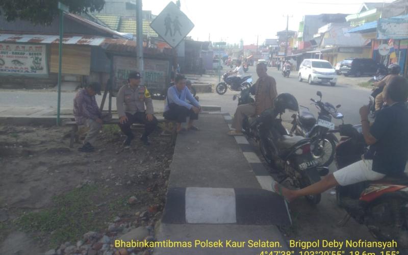 Bhabinkamtibmas Polsek Kaur Selatan Jumat Curhat di Desa Air Dingin 