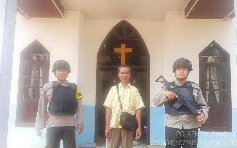 Berikan Pengamanan Ibadah Minggu, Polsek Padang Ulak Tanding Sambangi Gereja GKII Kasie Kasubun