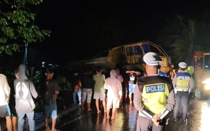 Quick Respon, Personel Polsek Air Besi Melaksanakan Pengaturan Arus Lalu Lintas Akibat Mobil yang Melintang di Jalan