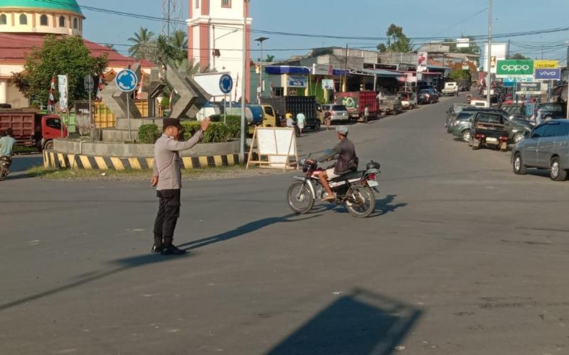 Pastikan Arus Lalin Lancar, Anggota Patroli Polsek Ketahun Laksanakan Morning Traffic Control