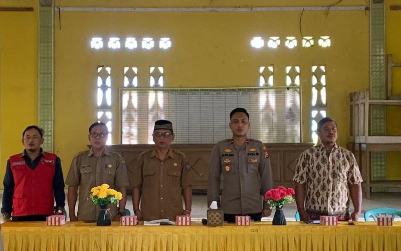 Kapolsek Giri Mulya Hadiri Musyawarah Verifikasi Data P3KE di Balai Desa Giri Mulya