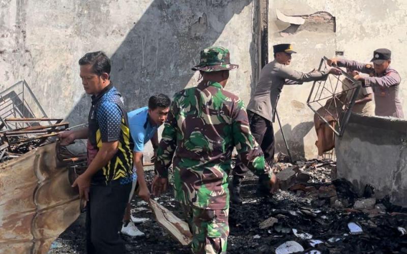 Pasca Kebakaran, Polsek Ketahun Gotong Royong Bersama Unsur Tripika