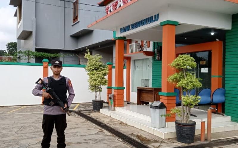 Pengamanan di Bank Bengkulu, Polsek Ketahun Berikan Rasa Aman dan Kondusif