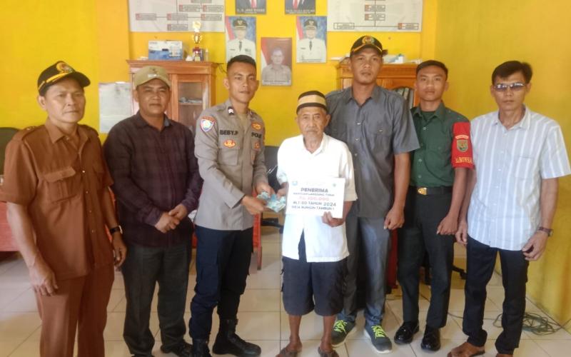 Bhabinkamtibmas Monitoring Pembagian BLT DD Tahun 2024 di Desa Bungin Tambun