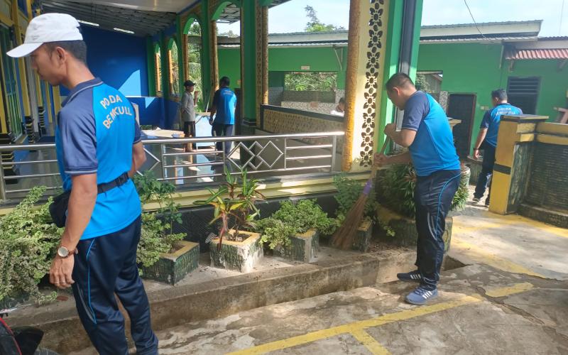 Polsek Batik Nau Gelar Bakti Religi Bersih-Bersih Masjid Jelang HUT Bhayangkara Ke-78