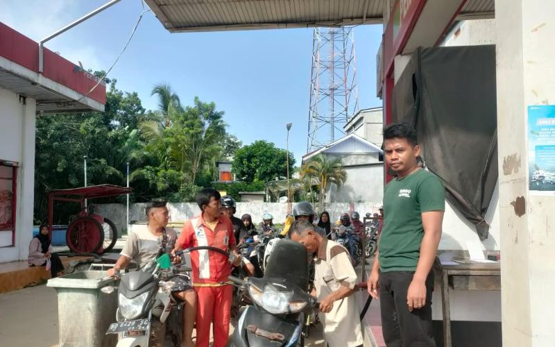 Cek Bahan Bakar Minyak Di SPBU, Polsek Ketahun Patroli Serta Sampaikan Kamtibmas