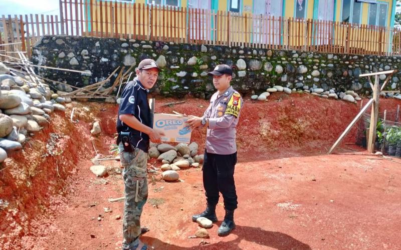 Selasa Berbagi, Polsek Muara Sahung Berikan Bantuan kepada Warga yang Membutuhkan di Desa Ulak Bandung