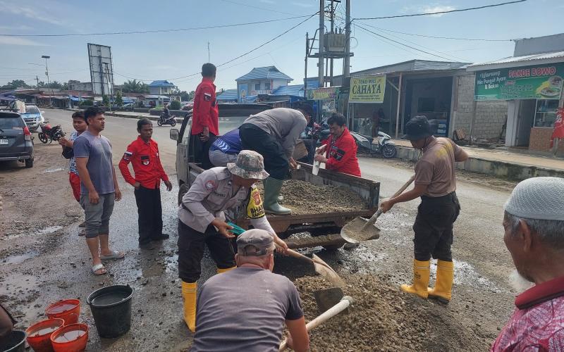 Aksi Kepedulian Polsek Ketahun Tambal Jalan Berlubang