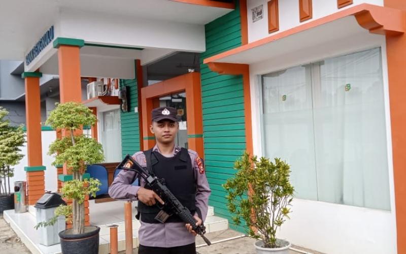 Jamin Keamanan Bertransaksi Anggota Polsek Ketahun Laksanakan Pam Obvit Di Bank Bengkulu