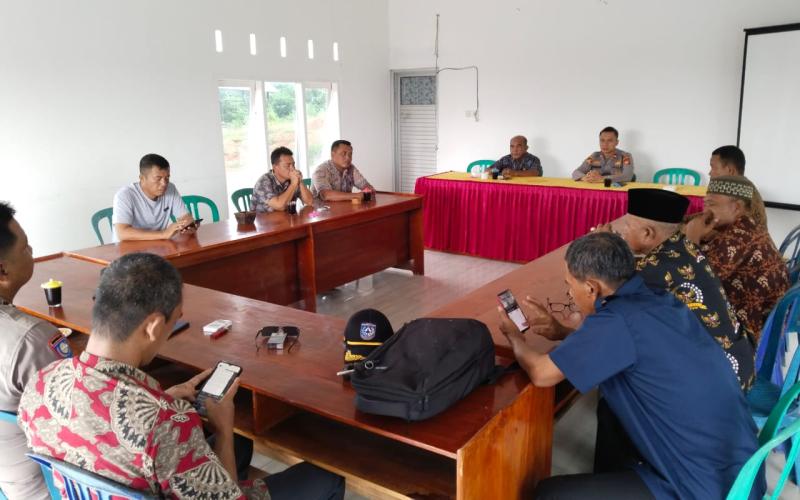 Kapolsek Hadiri Rakor Tripika Ketahun Dengan Kepala Desa Terkait Warem