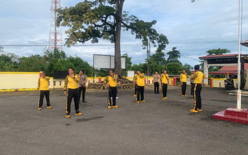 Jaga Kebugaran , Kapolsek Ketahun Pimpin Olahraga Pagi Personel Polsek Ketahun