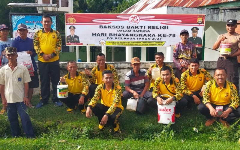 Sambut Hari Bhayangkara ke-78, Polsek Kaur Tengah Gelar Bakti Religi Bersih-bersih di Rumah Ibadah