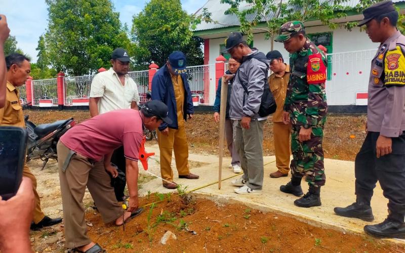 Bhabinkamtibmas Polsek Ketahun Hadiri Kegiatan Sertifikasi Pembangunan Rabat Beton dan Gedung Balai Desa Sumber Mulya