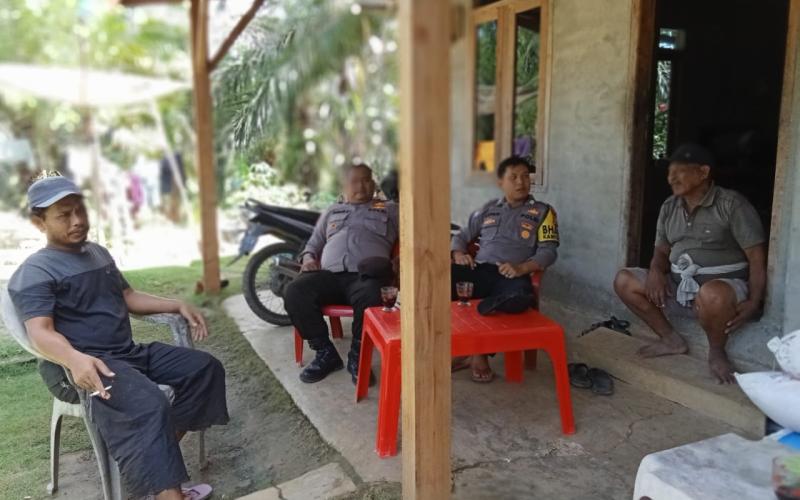 Sambang Dengan Tokoh Masyarakat Desa Sumber Makmur, Bhabinkamtibmas Polsek Muara Sahung Sampaikan Imbauan Kamtibmas 