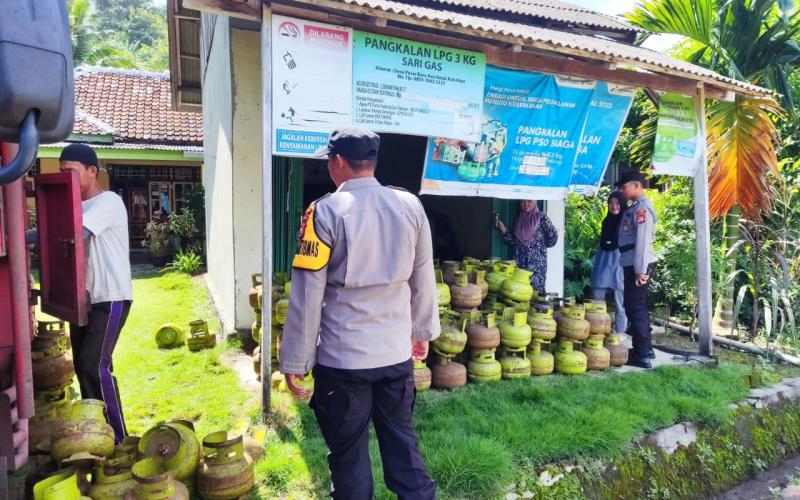 Personil Polsek Nasal Monitoring Perkembangan harga Sembako, Pupuk Subsidi dan Gas Elpiji 3kg di Wilkum 