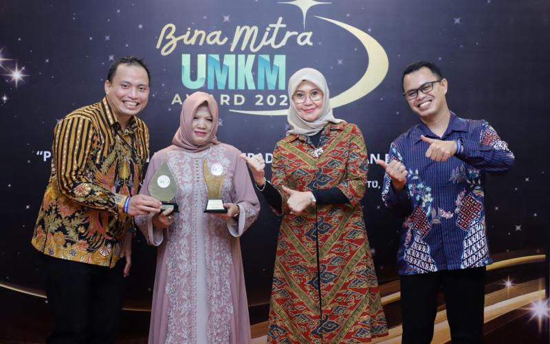 Sukses Bawa Mitra Binaan ‘Rumah Sandal Geulis’ Go Internasional, Jasa Raharja Raih Predikat Gold dalam Ajang Bina Mitra UMKM Award 2024