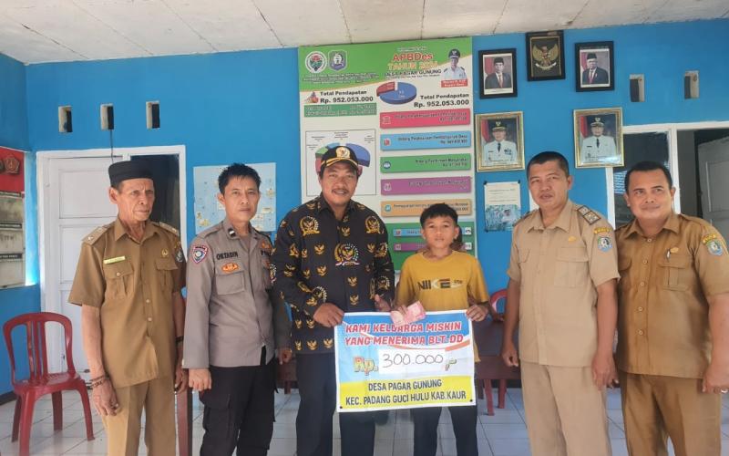 Bhabinkamtibmas Polsek Padang Guci Hulu Hadiri Penyaluran BLT DD di Desa Pagar Gunung 