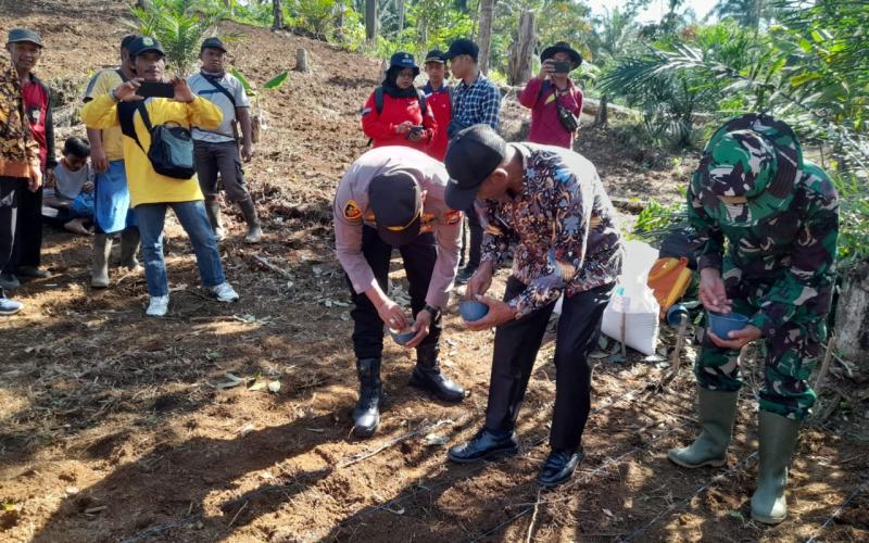 Kapolsek Giri Mulya Hadiri Kegiatan Program Ketahanan Pangan di Desa Suka Mulya