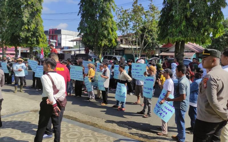 Kapolsek Giri Mulya Pimpin pengawalan Rombongan Aksi Damai Ormas Garbeta Menuju BPN 